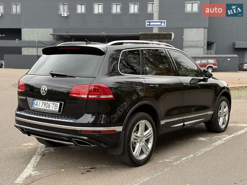 Позашляховик / Кросовер Volkswagen Touareg 2015 в Києві