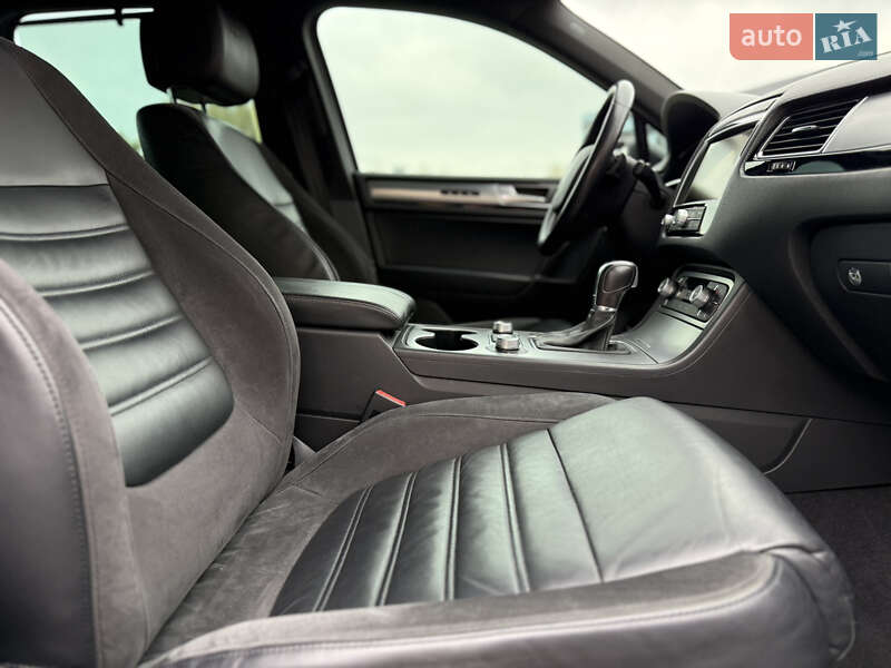 Позашляховик / Кросовер Volkswagen Touareg 2015 в Києві