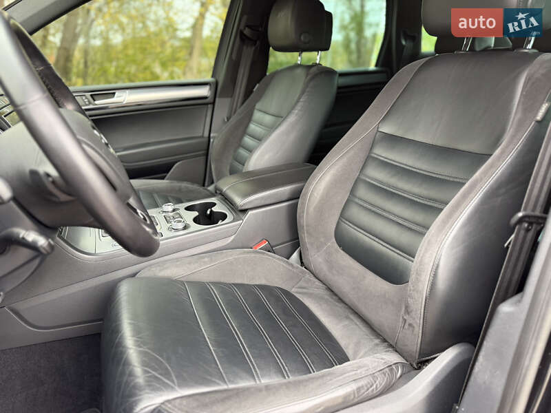 Позашляховик / Кросовер Volkswagen Touareg 2015 в Києві
