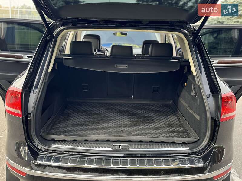 Позашляховик / Кросовер Volkswagen Touareg 2017 в Києві