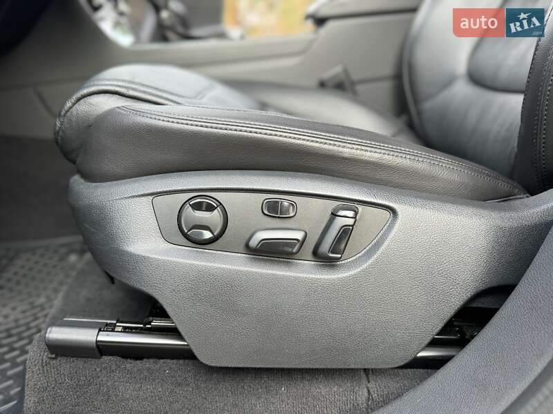 Позашляховик / Кросовер Volkswagen Touareg 2017 в Києві