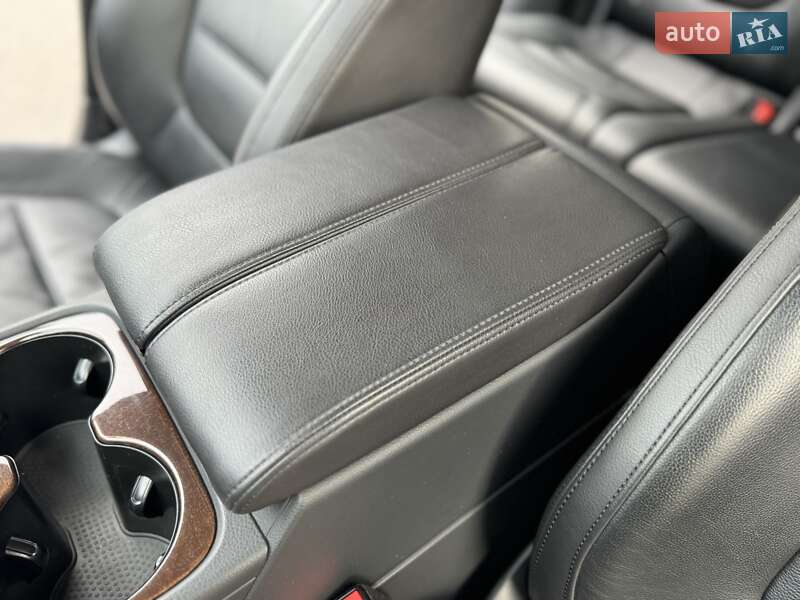 Позашляховик / Кросовер Volkswagen Touareg 2017 в Києві