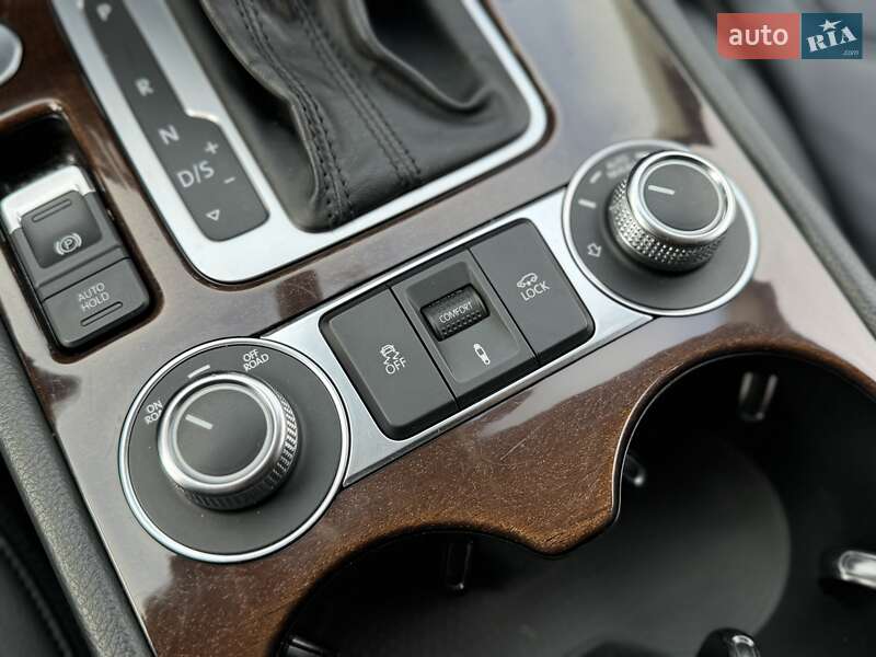 Позашляховик / Кросовер Volkswagen Touareg 2017 в Києві