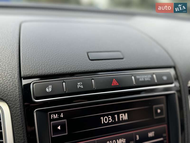 Позашляховик / Кросовер Volkswagen Touareg 2017 в Києві