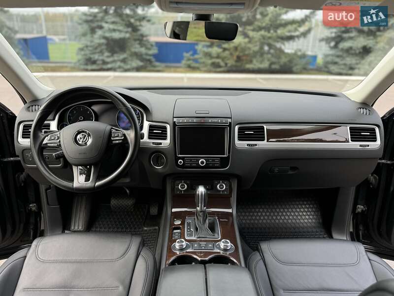Позашляховик / Кросовер Volkswagen Touareg 2017 в Києві