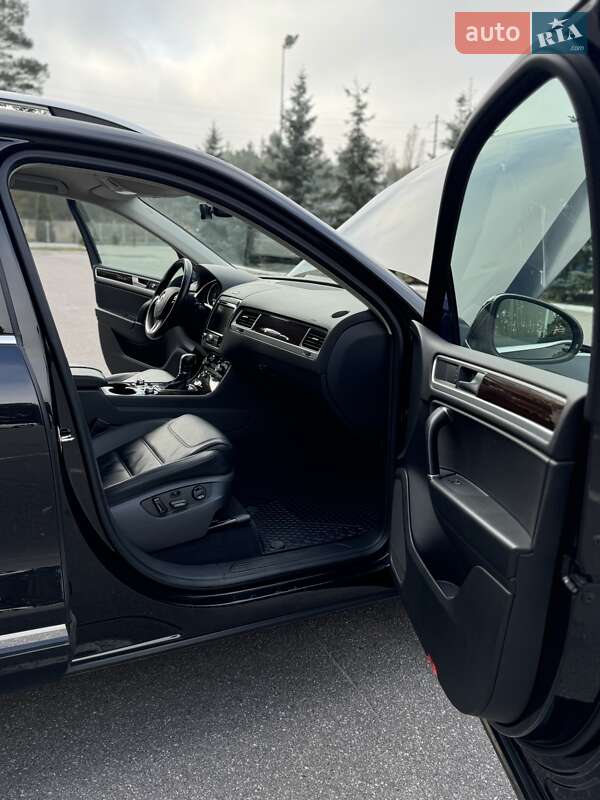 Позашляховик / Кросовер Volkswagen Touareg 2017 в Києві