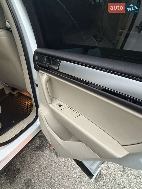 Позашляховик / Кросовер Volkswagen Touareg 2012 в Києві фото 15 Позашляховик / Кросовер Volkswagen Touareg 2012 в Києві