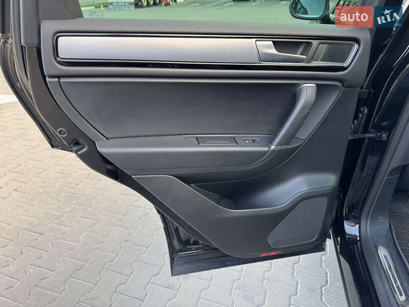 Внедорожник / Кроссовер Volkswagen Touareg 2016 в Киеве