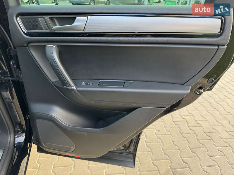 Внедорожник / Кроссовер Volkswagen Touareg 2016 в Киеве