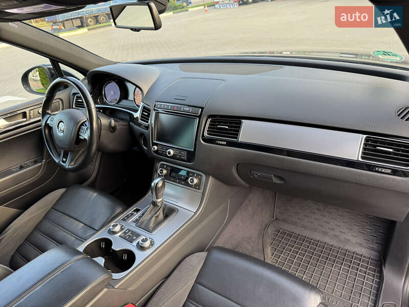 Внедорожник / Кроссовер Volkswagen Touareg 2016 в Киеве