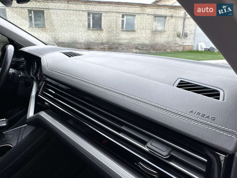 Внедорожник / Кроссовер Volkswagen Touareg 2019 в Дубно