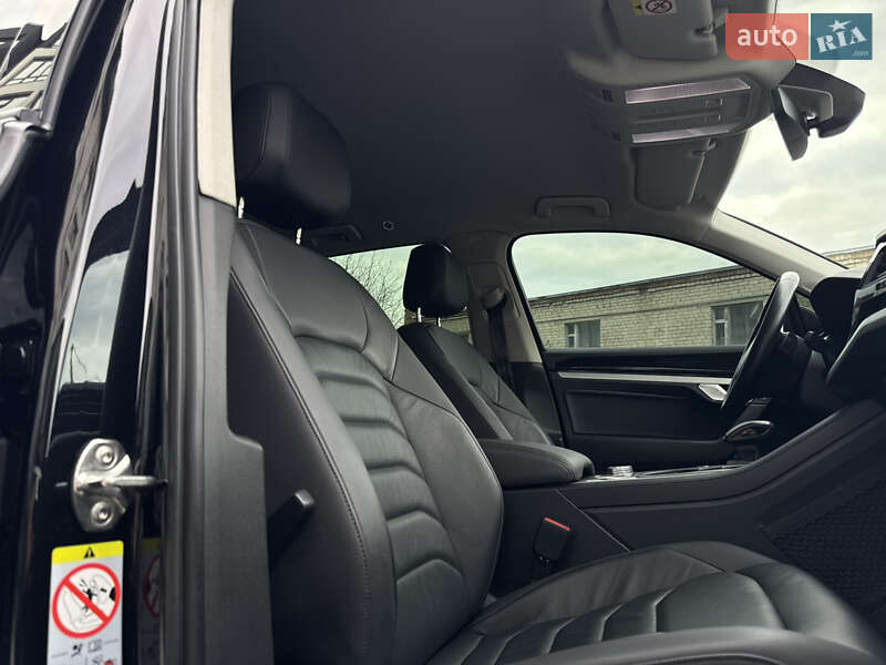 Внедорожник / Кроссовер Volkswagen Touareg 2019 в Дубно