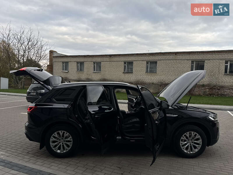 Внедорожник / Кроссовер Volkswagen Touareg 2019 в Дубно