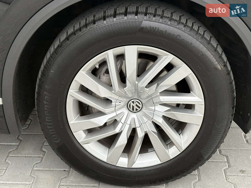 Внедорожник / Кроссовер Volkswagen Touareg 2019 в Львове