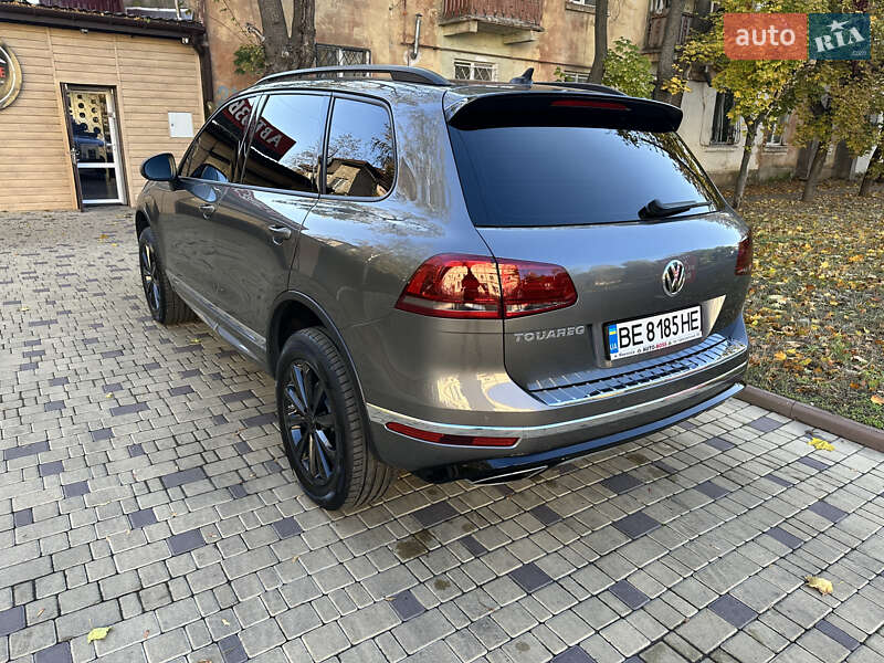 Позашляховик / Кросовер Volkswagen Touareg 2015 в Миколаєві