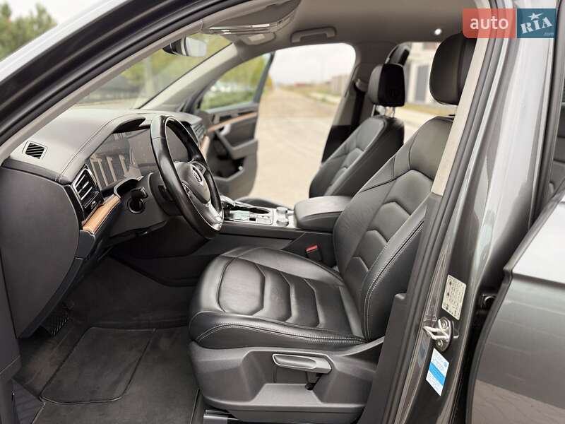 Позашляховик / Кросовер Volkswagen Touareg 2018 в Одесі