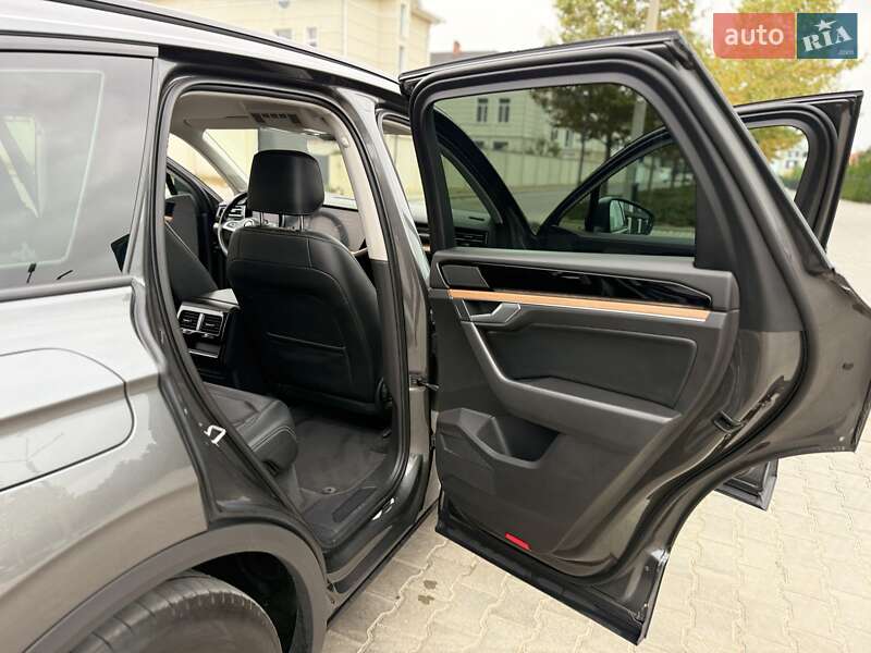 Позашляховик / Кросовер Volkswagen Touareg 2018 в Одесі