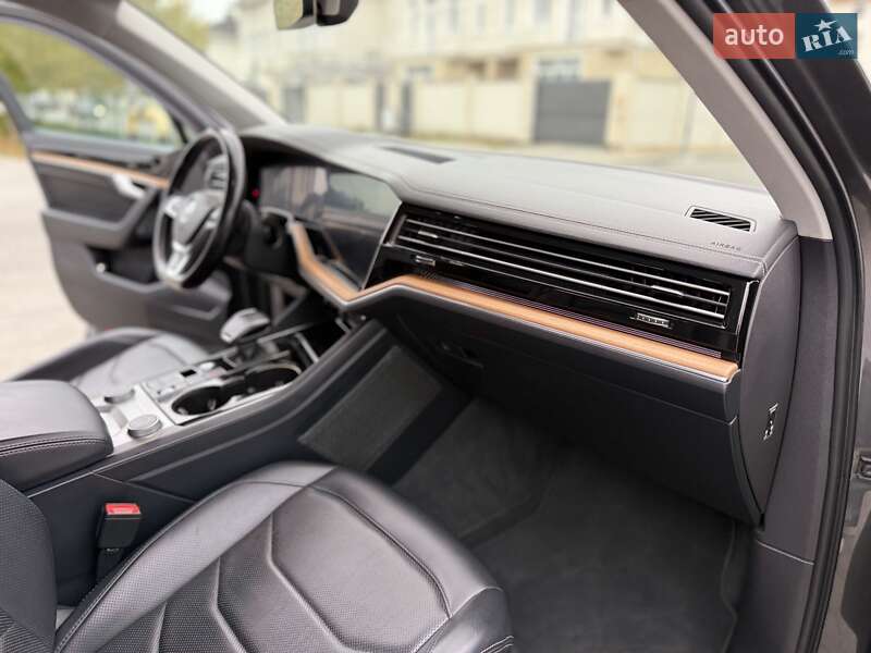 Позашляховик / Кросовер Volkswagen Touareg 2018 в Одесі