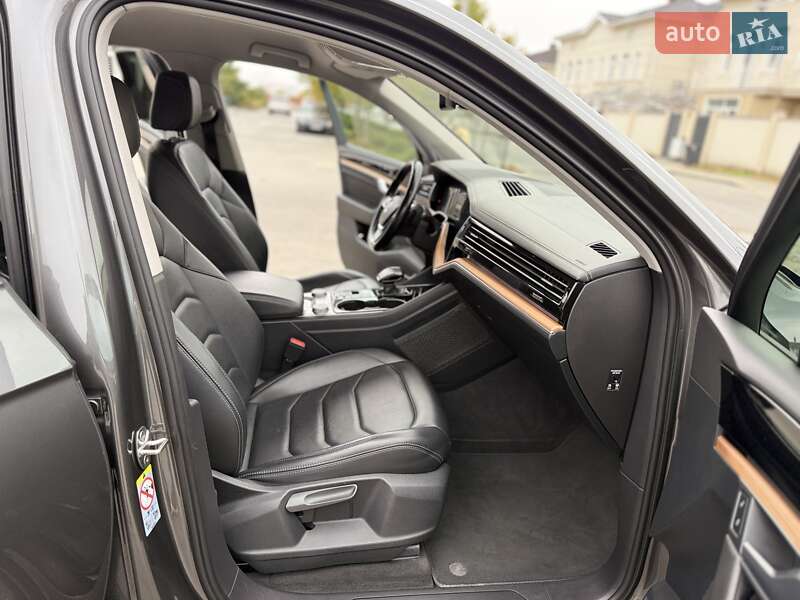 Позашляховик / Кросовер Volkswagen Touareg 2018 в Одесі