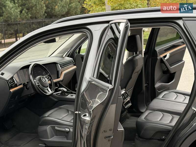 Позашляховик / Кросовер Volkswagen Touareg 2018 в Одесі