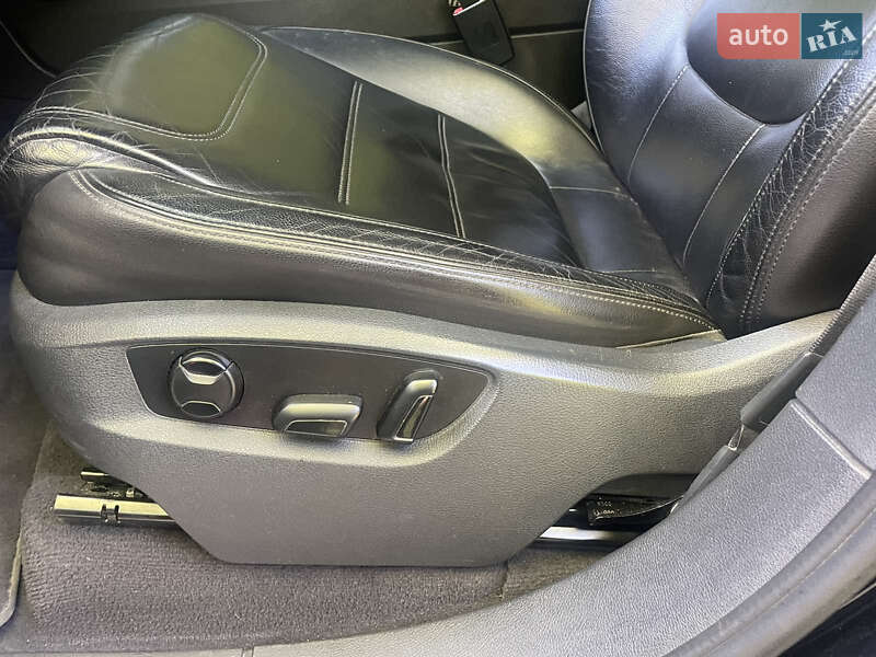 Внедорожник / Кроссовер Volkswagen Touareg 2011 в Львове