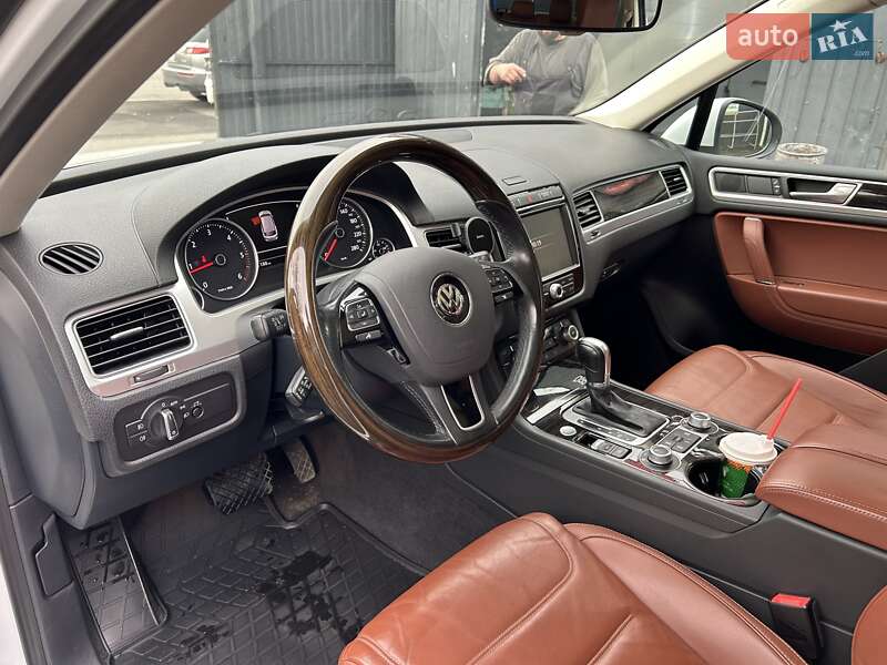 Позашляховик / Кросовер Volkswagen Touareg 2015 в Києві