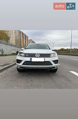 Позашляховик / Кросовер Volkswagen Touareg 2015 в Києві