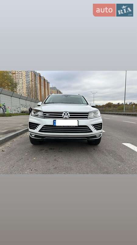Позашляховик / Кросовер Volkswagen Touareg 2015 в 