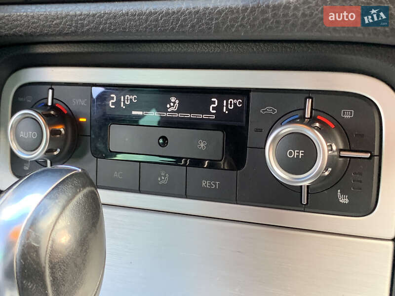 Внедорожник / Кроссовер Volkswagen Touareg 2011 в Бердичеве