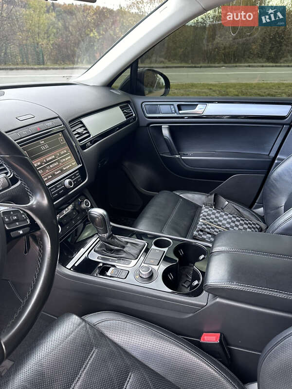 Внедорожник / Кроссовер Volkswagen Touareg 2016 в Львове