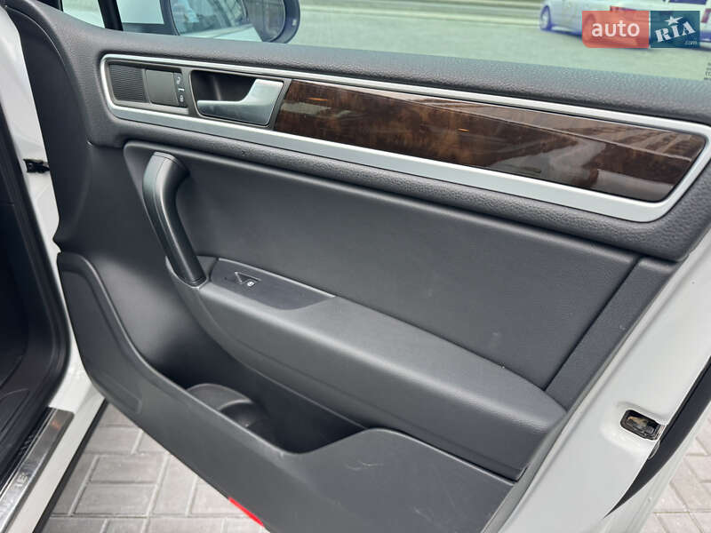 Позашляховик / Кросовер Volkswagen Touareg 2012 в Дніпрі фото 16 Позашляховик / Кросовер Volkswagen Touareg 2012 в Дніпрі