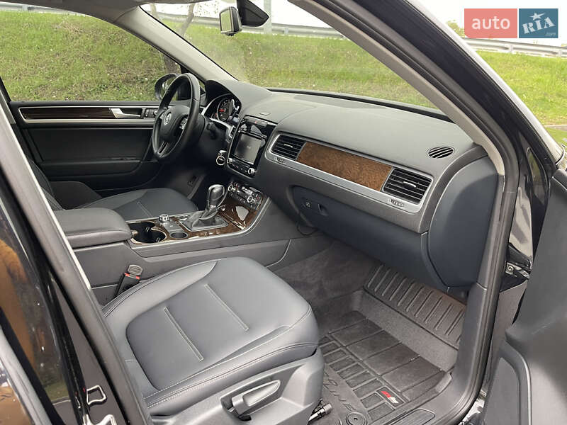 Внедорожник / Кроссовер Volkswagen Touareg 2013 в Киеве