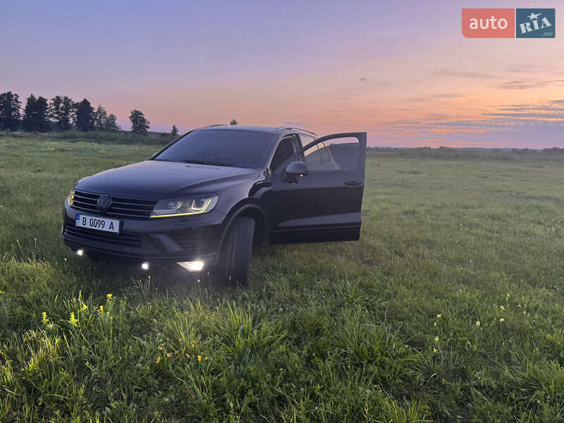 Внедорожник / Кроссовер Volkswagen Touareg 2015 в Краснокутске