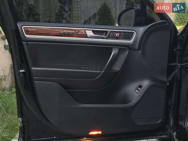 Позашляховик / Кросовер Volkswagen Touareg 2011 в Хмельницькому