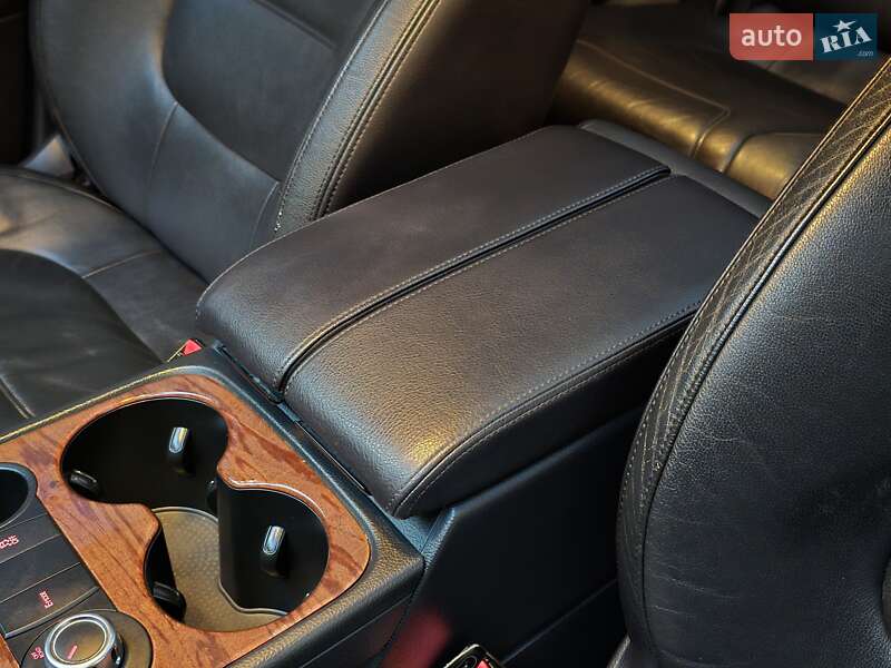 Позашляховик / Кросовер Volkswagen Touareg 2011 в Хмельницькому