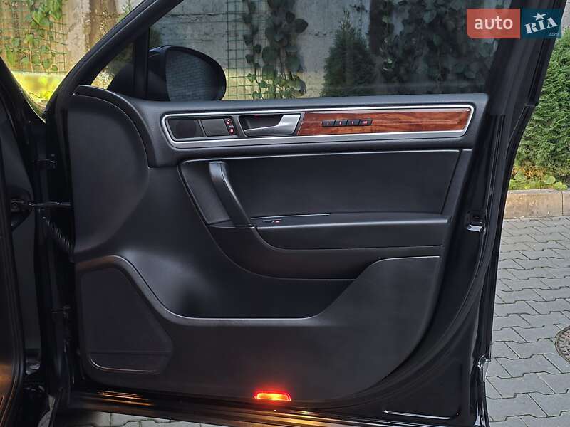 Позашляховик / Кросовер Volkswagen Touareg 2011 в Хмельницькому