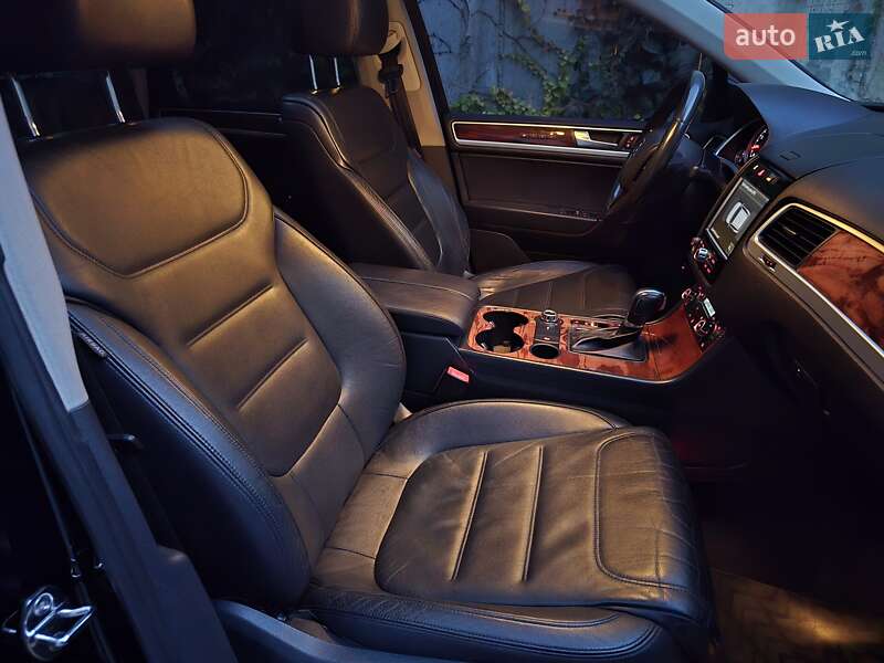 Позашляховик / Кросовер Volkswagen Touareg 2011 в Хмельницькому