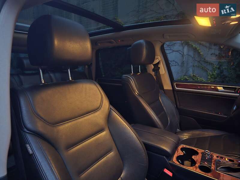 Позашляховик / Кросовер Volkswagen Touareg 2011 в Хмельницькому