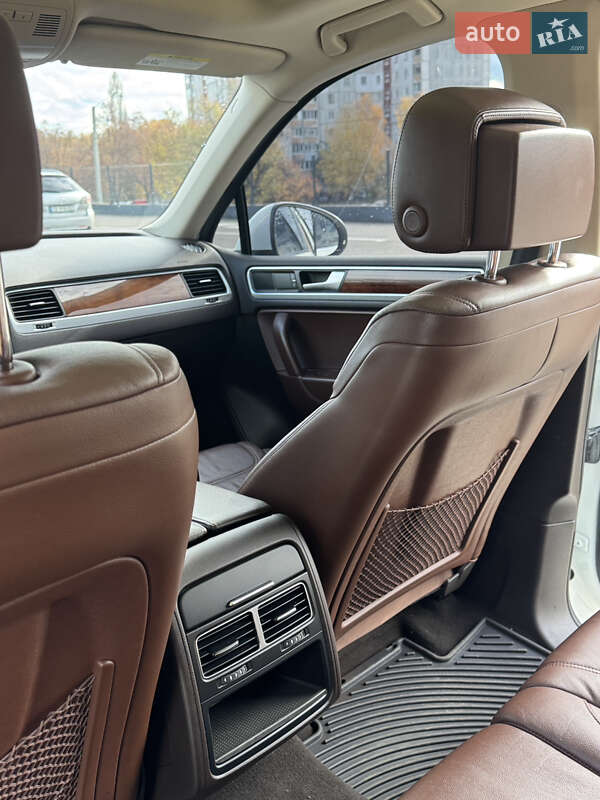 Позашляховик / Кросовер Volkswagen Touareg 2012 в Чернігові