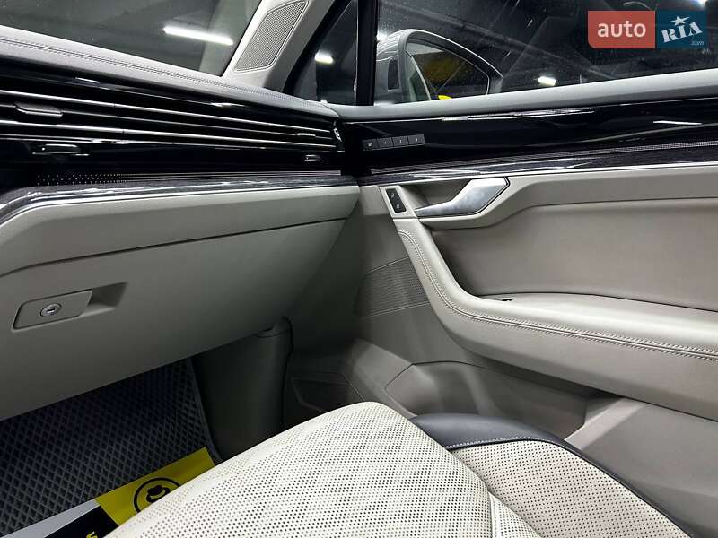 Позашляховик / Кросовер Volkswagen Touareg 2020 в Чернівцях