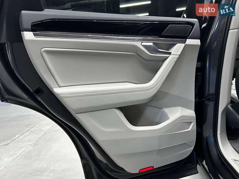 Позашляховик / Кросовер Volkswagen Touareg 2020 в Чернівцях