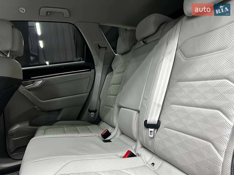 Позашляховик / Кросовер Volkswagen Touareg 2020 в Чернівцях