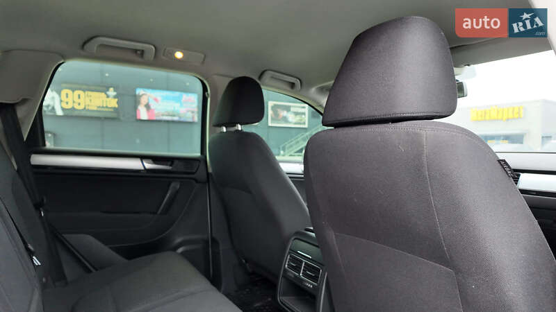 Внедорожник / Кроссовер Volkswagen Touareg 2012 в Киеве