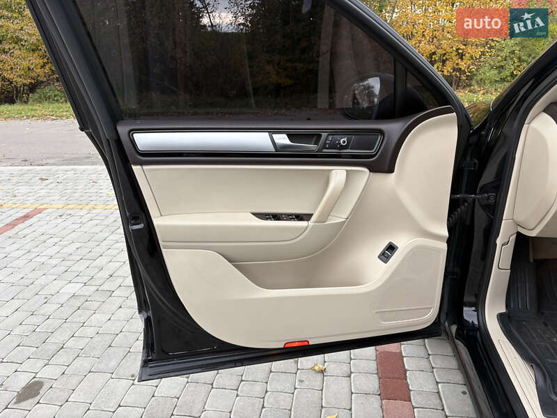 Внедорожник / Кроссовер Volkswagen Touareg 2010 в Староконстантинове