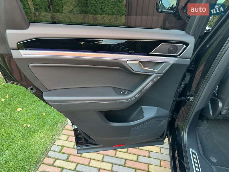 Позашляховик / Кросовер Volkswagen Touareg 2021 в Києві