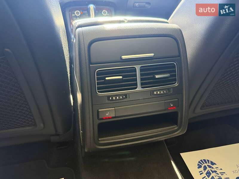 Внедорожник / Кроссовер Volkswagen Touareg 2013 в Киеве