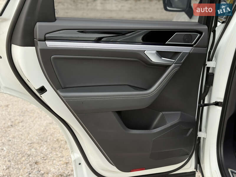 Позашляховик / Кросовер Volkswagen Touareg 2019 в Дніпрі