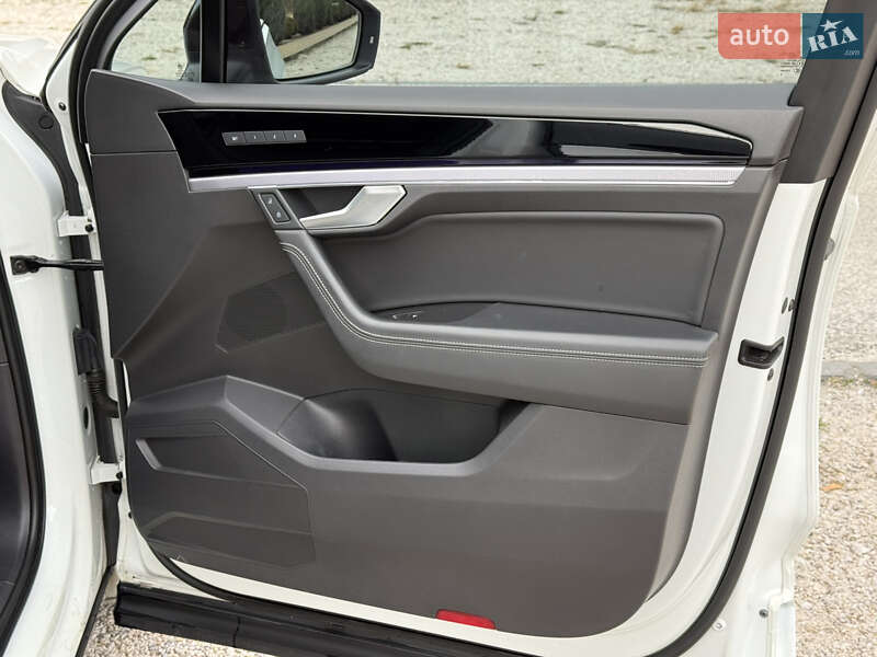 Позашляховик / Кросовер Volkswagen Touareg 2019 в Дніпрі