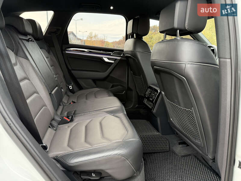 Позашляховик / Кросовер Volkswagen Touareg 2019 в Дніпрі