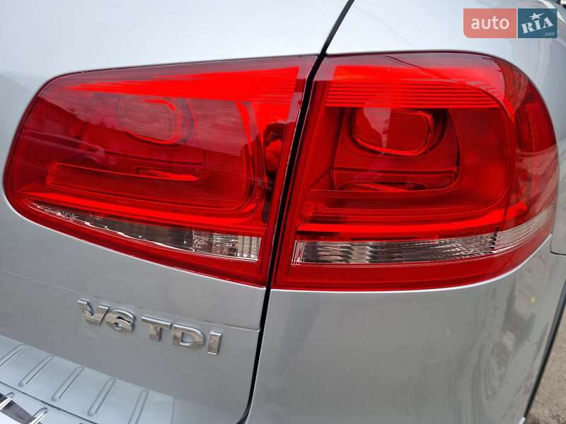 Внедорожник / Кроссовер Volkswagen Touareg 2013 в Ровно